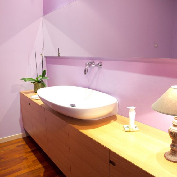 Bagno sospeso in rovere con ante e maniglia integrata