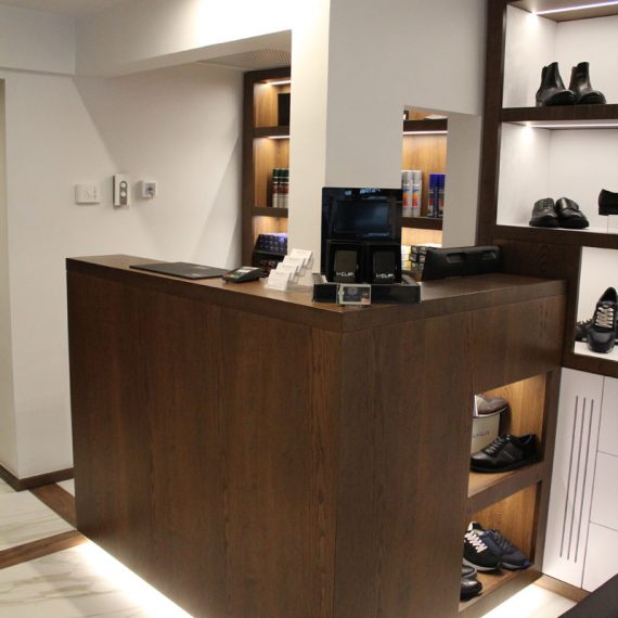 Banco cassa per negozio calzature milano impiallacciato legno rovere tinto