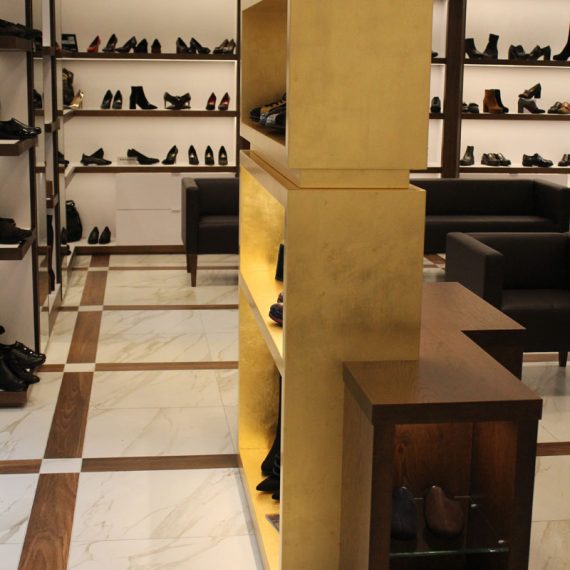 Isola centrale negozio calzature Milano realizzato in foglia oro