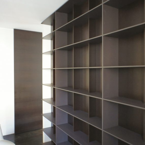 Libreria in mdf laccato per abitazione privata Milano