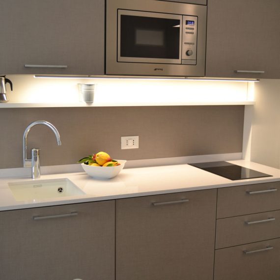 Cucina con piano in Silestone