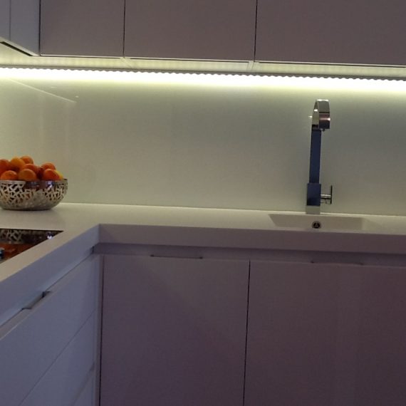 Piano lavoro in Corian con lavello integrato e fresate gocciolatoio