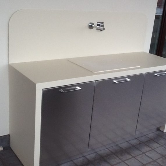 Mobile da esterno in Corian con ante in acciaio