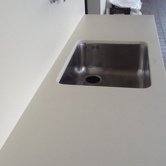 Mobile da esterno in Corian con ante in acciaio