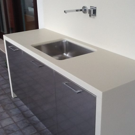 Mobile da esterno in Corian con ante in acciaio